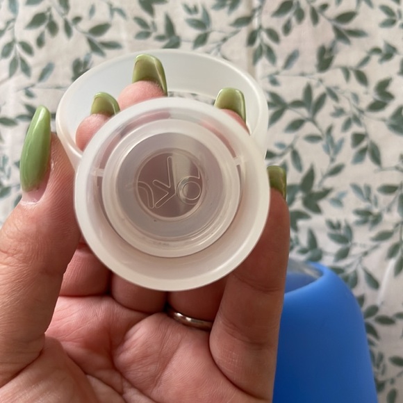 bkr 8oz Glass Water Bottle With Blue Silicone Sleeve and Original Top - Picture 4 of 5